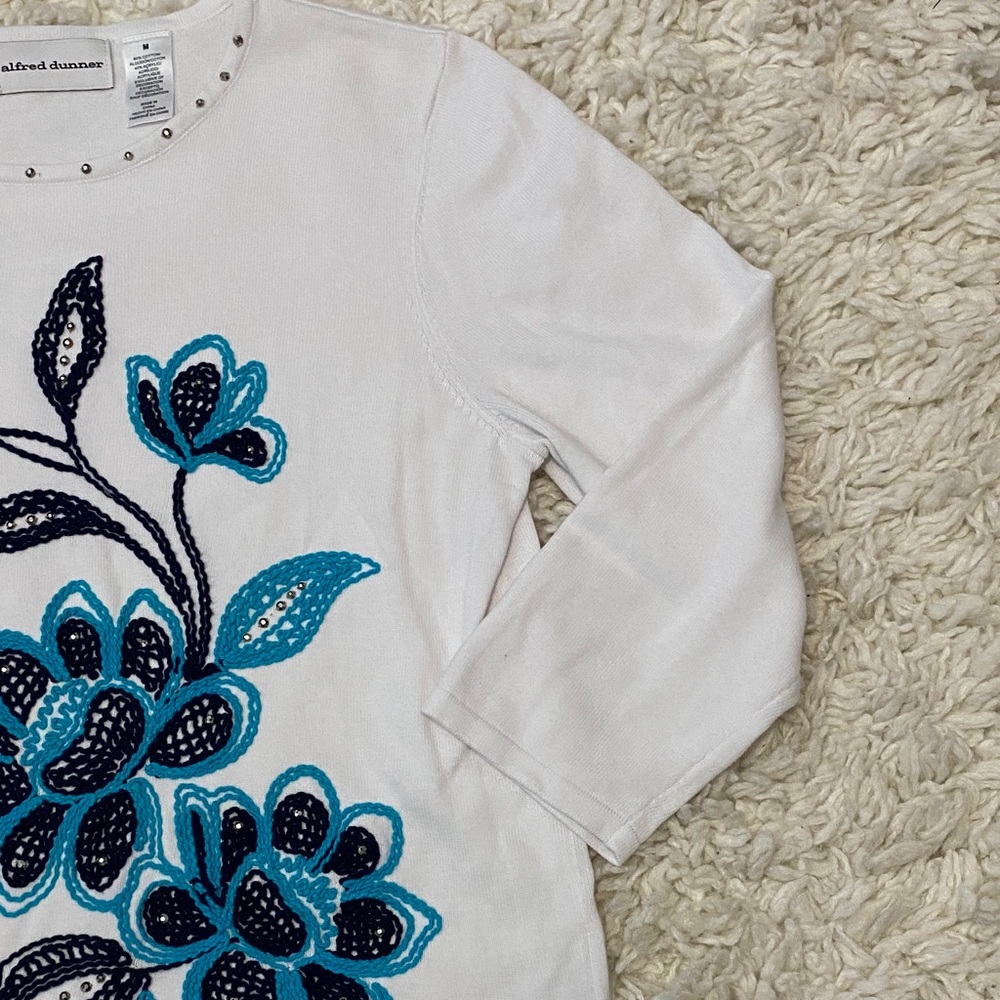 Alfred Dunner Womens size medium White sweater Blue Floral Embroidery beaded ¥ - Picture 5 of 15